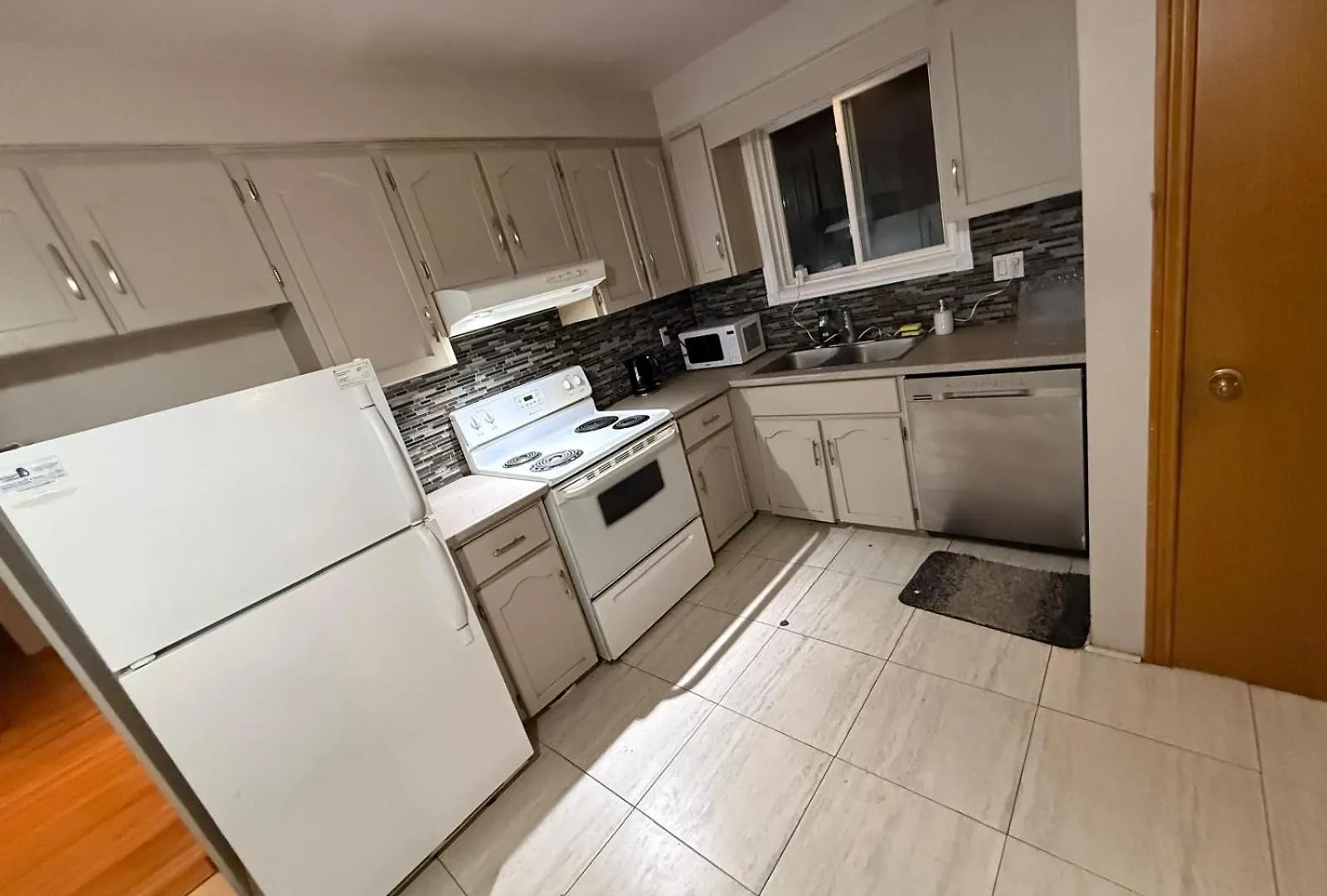 Homestay Upper Level Cheap Room For 3 People- 24 Hrs Checkin-Walking To Bus,Grocery, Plaza Kitchener