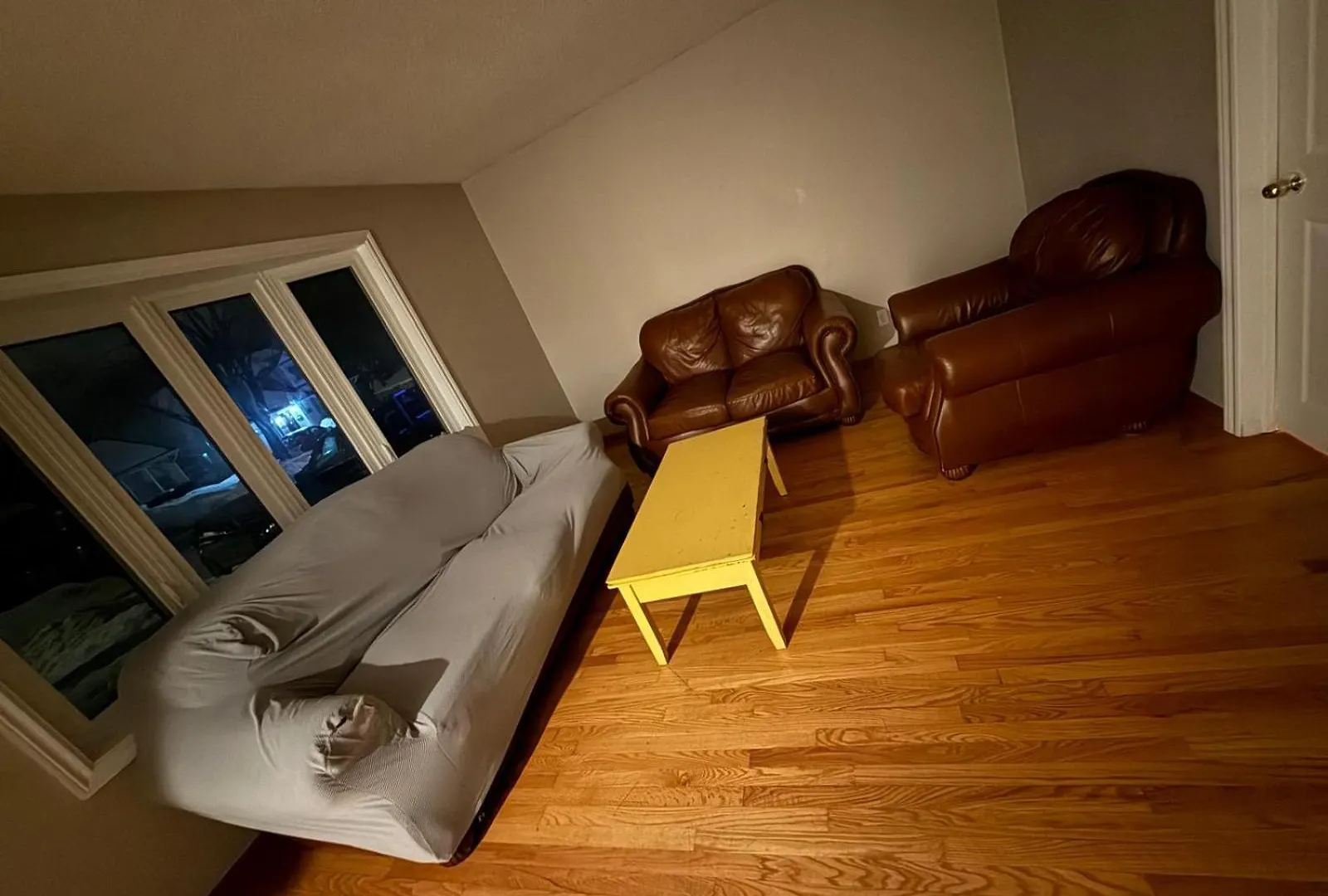 Homestay Upper Level Cheap Room For 3 People- 24 Hrs Checkin-Walking To Bus,Grocery, Plaza Kitchener