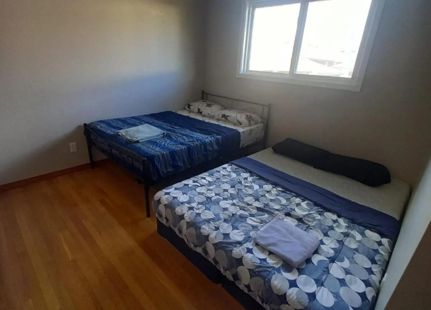 Upper Level Cheap Room For 3 People- 24 Hrs Checkin-Walking To Bus,Grocery, Plaza Kitchener Homestay